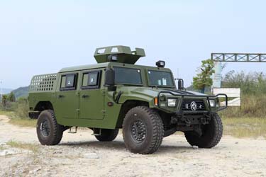 四驅越野車防彈裝甲車_4×4一代東風突擊車出口版_東風EQ2050越野車改裝